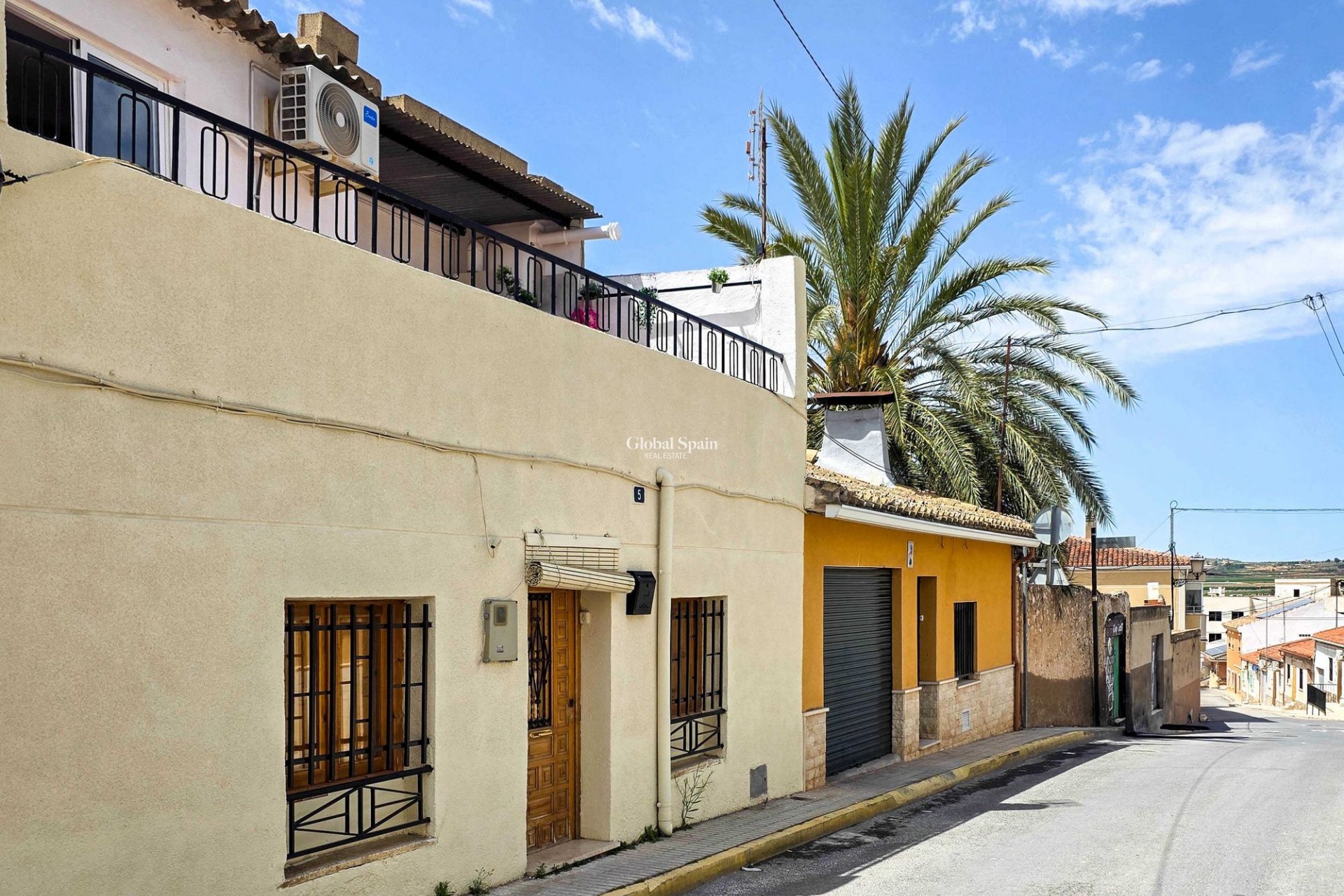 Wederverkoop - Herenhuis -
Pinoso