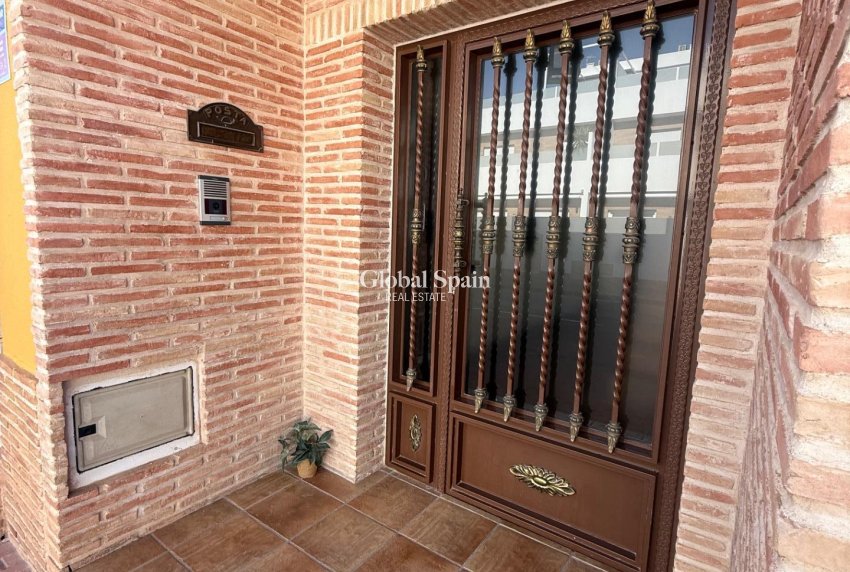 Wederverkoop - HUIS -
AVILESES - Avileses