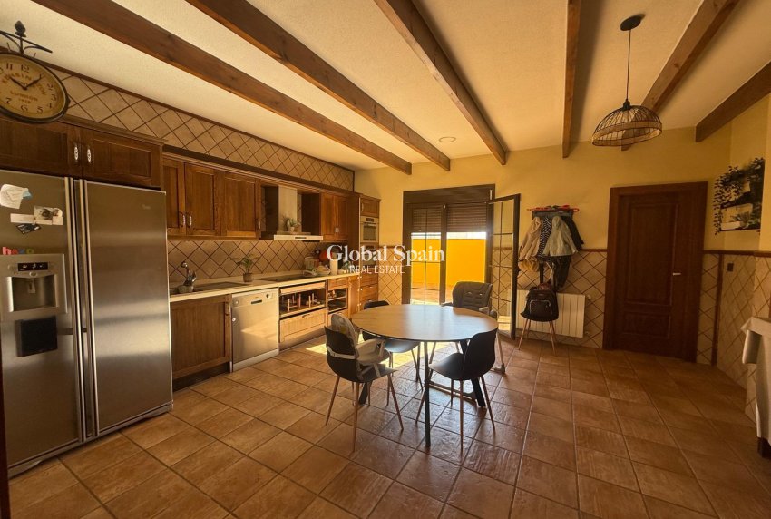 Wederverkoop - HUIS -
AVILESES - Avileses