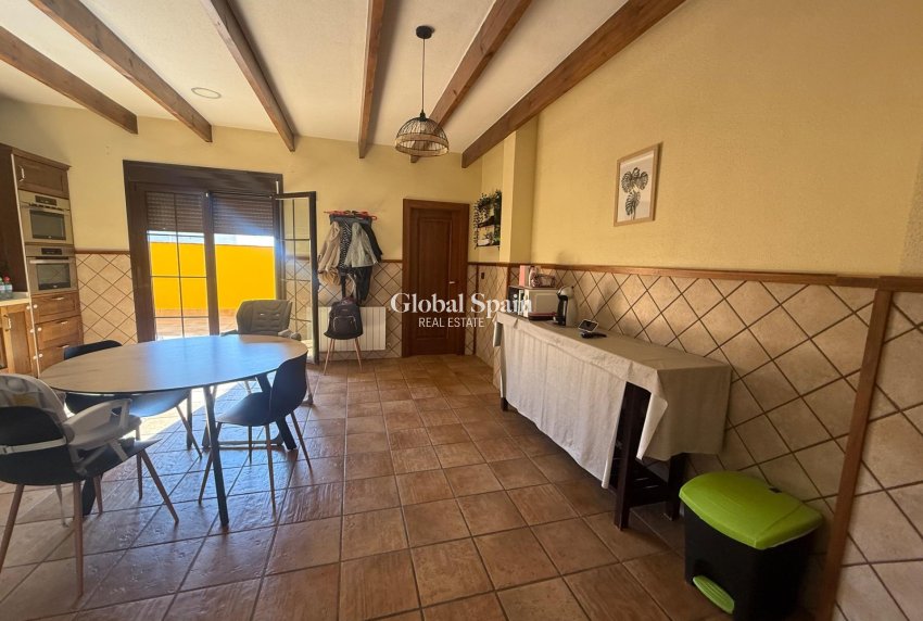 Wederverkoop - HUIS -
AVILESES - Avileses