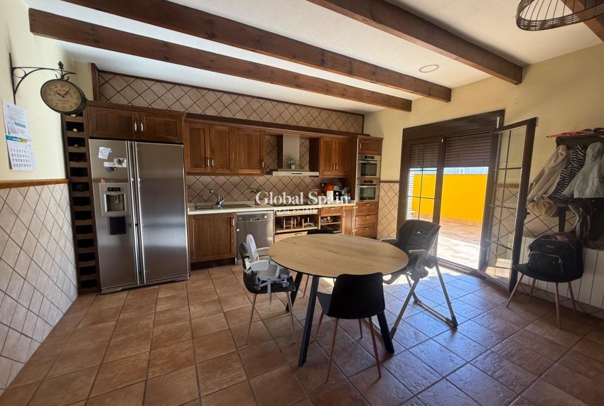 Wederverkoop - HUIS -
AVILESES - Avileses