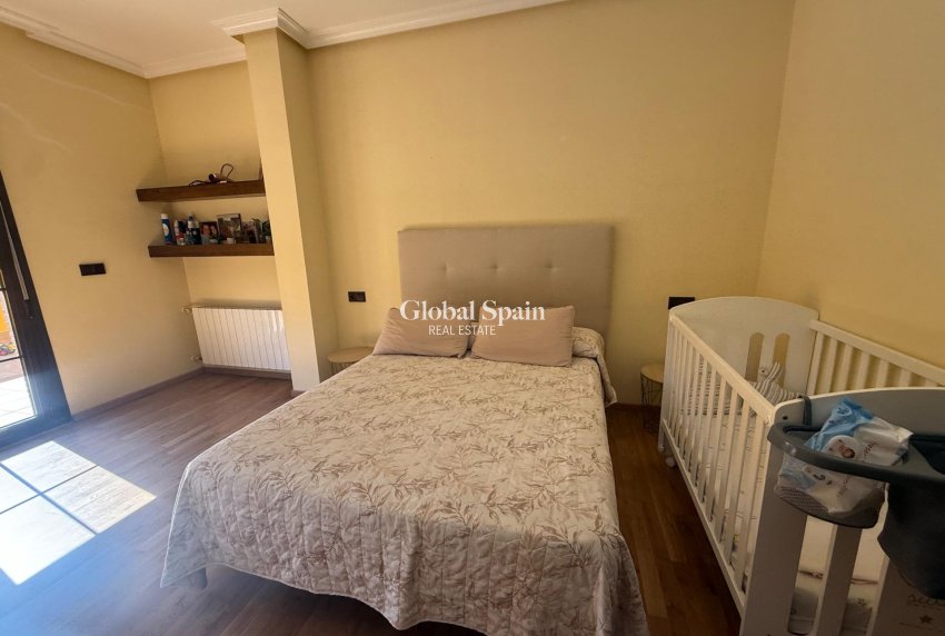 Wederverkoop - HUIS -
AVILESES - Avileses