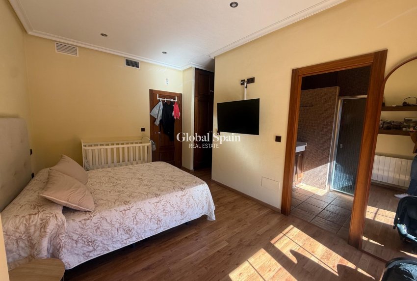 Wederverkoop - HUIS -
AVILESES - Avileses