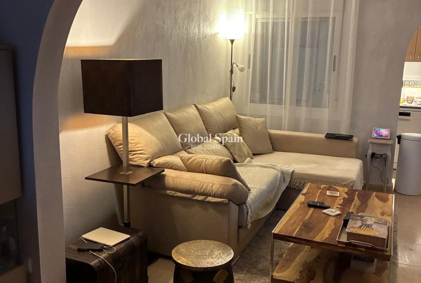 Wederverkoop - HUIS -
AVILESES - Jerónimo Y Avileses