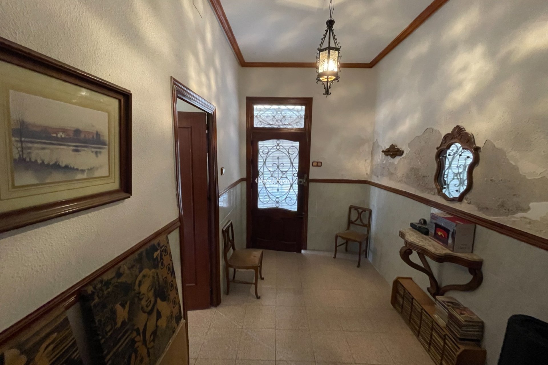 Wederverkoop - HUIS -
BENEJÚZAR - Inland