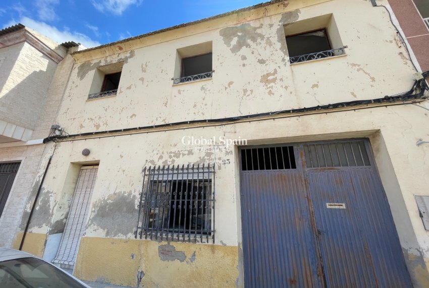 Wederverkoop - HUIS -
BENEJÚZAR - Inland