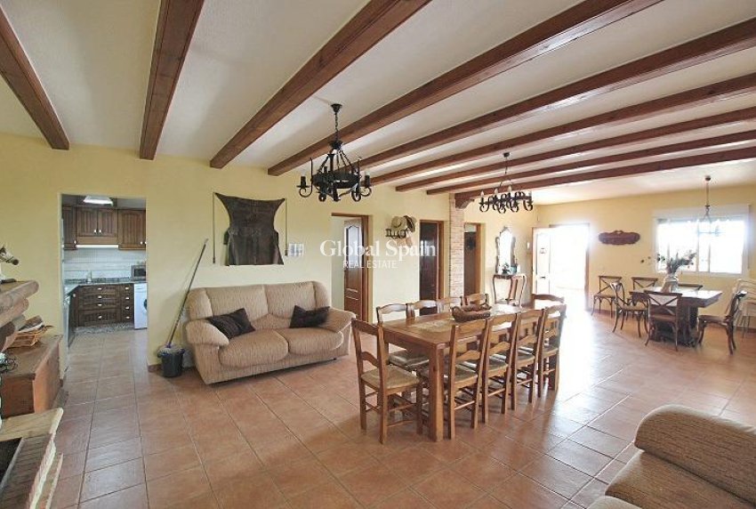 Wederverkoop - HUIS -
DAYA NUEVA - Comunidad valenciana