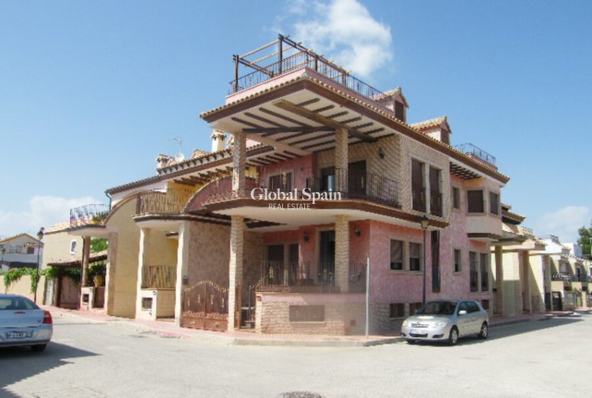 Wederverkoop - HUIS -
DAYA NUEVA - Costa Blanca