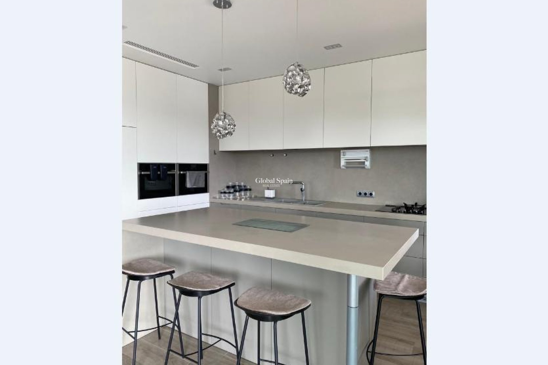 Wederverkoop - HUIS -
EL CAMPELLO - Costa Blanca