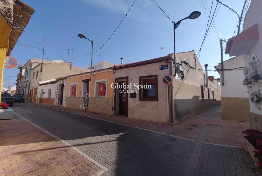 Wederverkoop - HUIS -
FORMENTERA DEL SEGURA - Centro