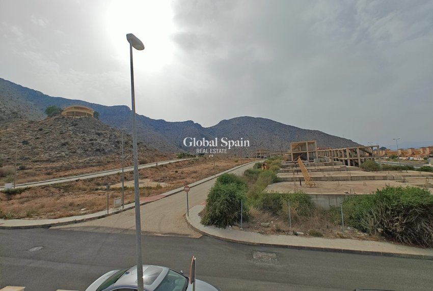 Wederverkoop - Huis - Halfvrijstaande woning -
COX - Cox