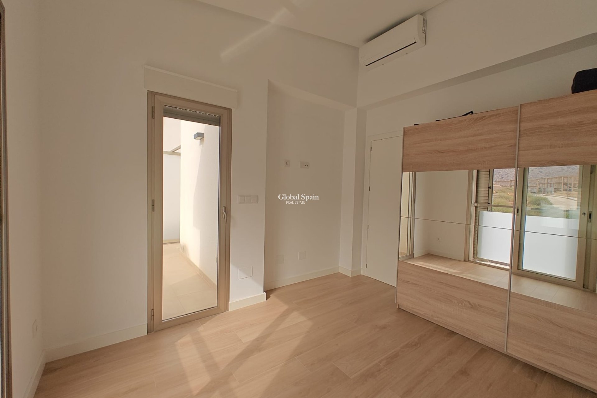 Wederverkoop - Huis - Halfvrijstaande woning -
COX - Cox