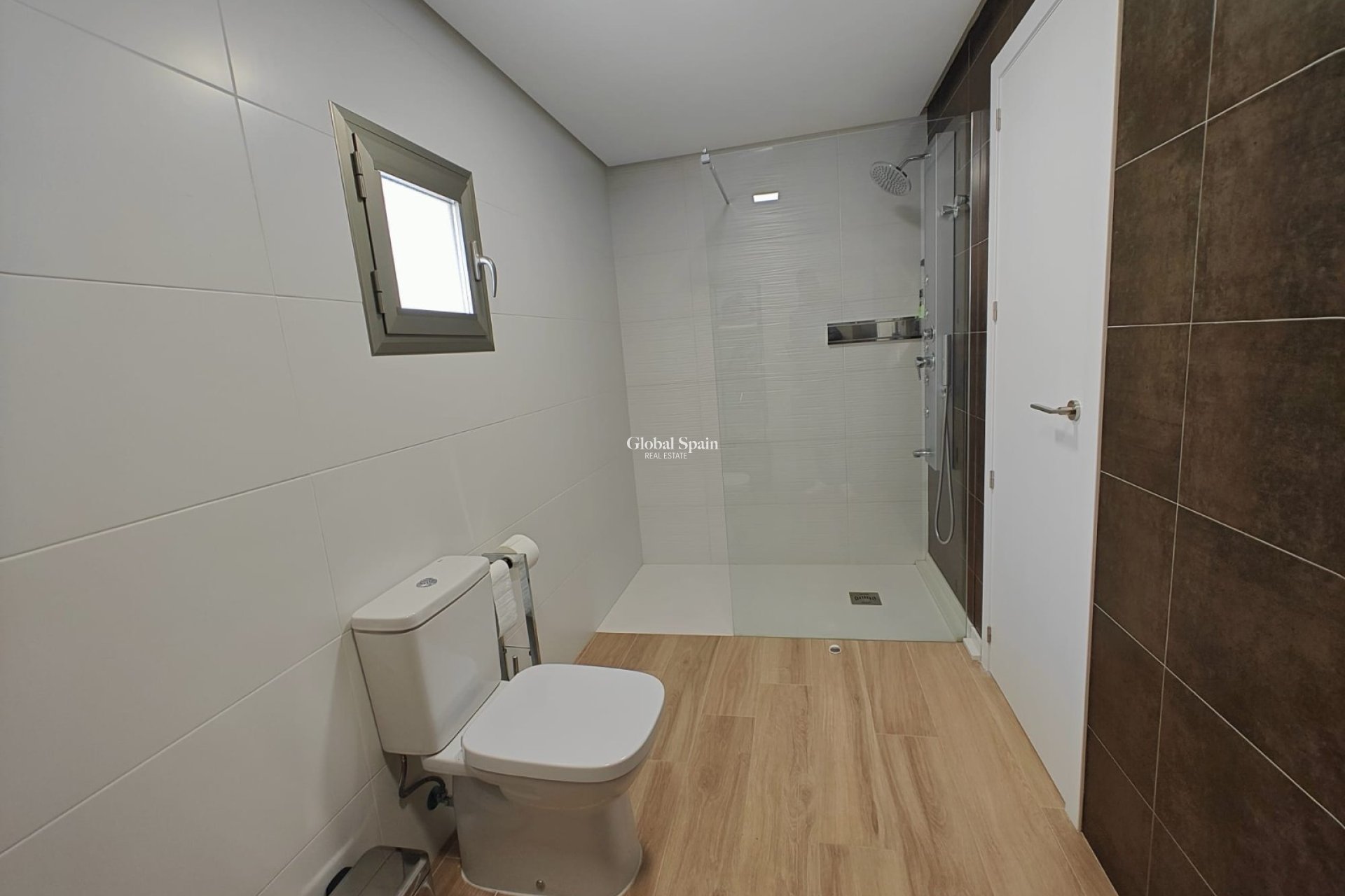 Wederverkoop - Huis - Halfvrijstaande woning -
COX - Cox