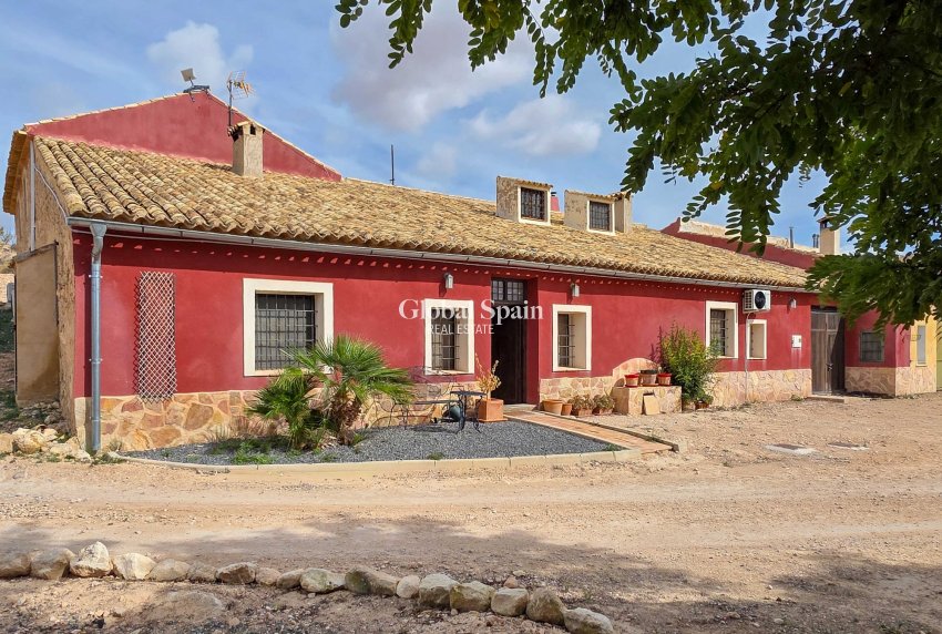 Wederverkoop - HUIS -
LA ALBERQUILLA - La Alberquilla