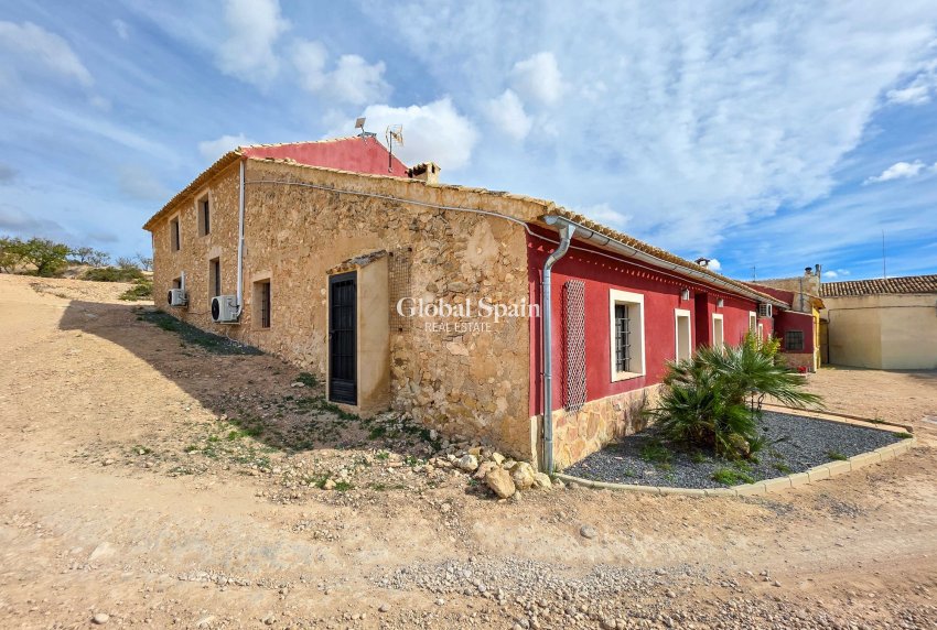 Wederverkoop - HUIS -
LA ALBERQUILLA - La Alberquilla