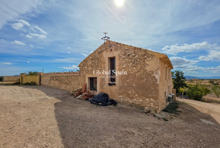 Wederverkoop - HUIS -
LA ALBERQUILLA - La Alberquilla