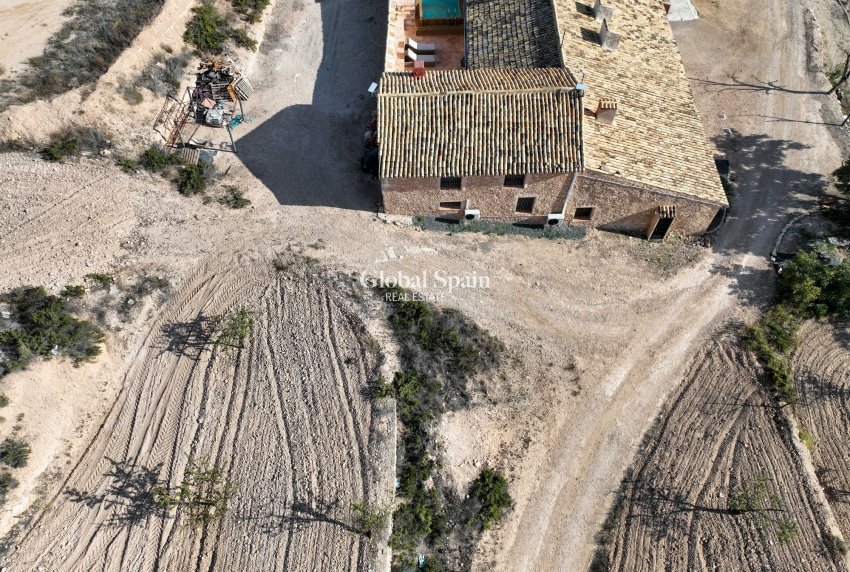 Wederverkoop - HUIS -
LA ALBERQUILLA - La Alberquilla