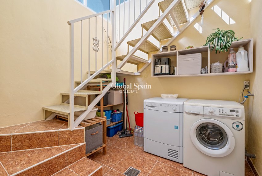 Wederverkoop - HUIS -
LA MARINA - Costa Blanca