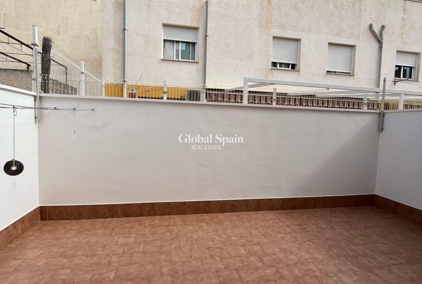 Wederverkoop - HUIS -
LO PAGÁN - La Puntica