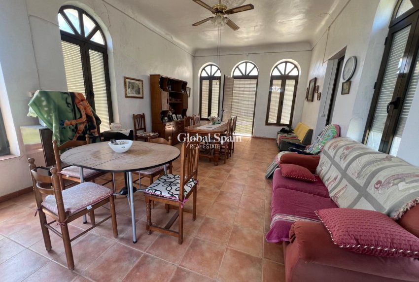 Wederverkoop - HUIS -
MONÓVAR - Inland