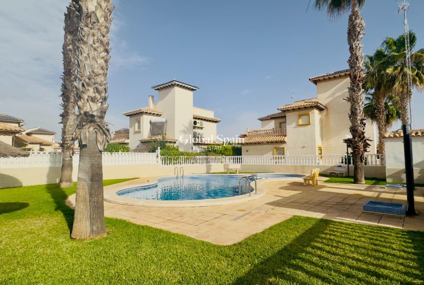 Wederverkoop - Huis -
ORIHUELA COSTA - CABO ROIG