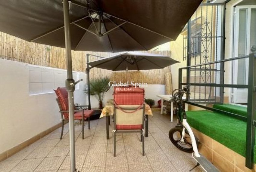 Wederverkoop - Huis -
ORIHUELA COSTA - La Florida