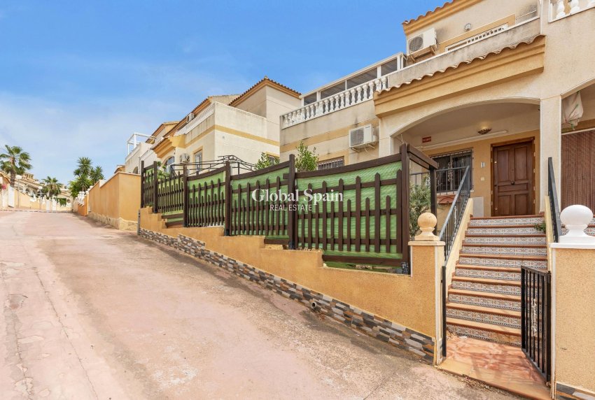 Wederverkoop - Huis -
ORIHUELA COSTA - La Florida