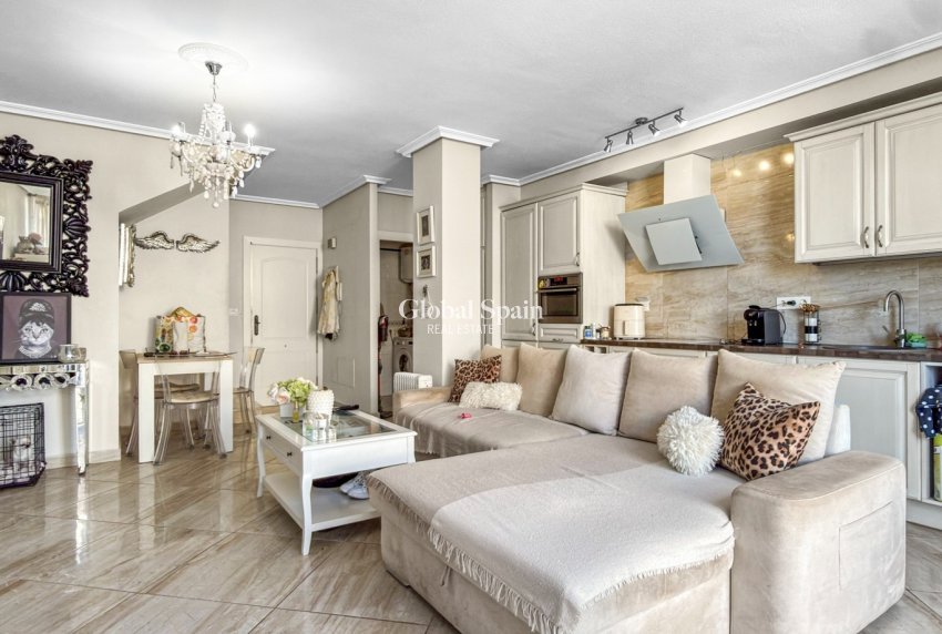 Wederverkoop - HUIS -
ORIHUELA COSTA - La Florida