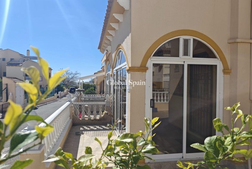 Wederverkoop - HUIS -
ORIHUELA COSTA - La Florida