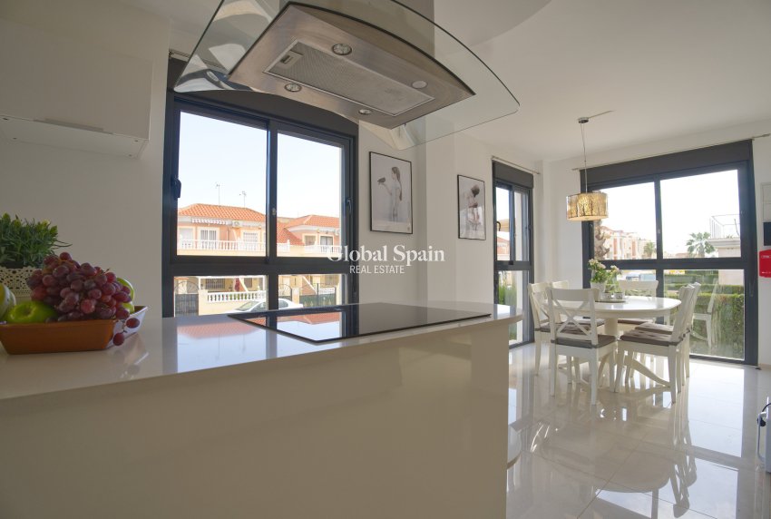 Wederverkoop - HUIS -
ORIHUELA COSTA - La Zenia