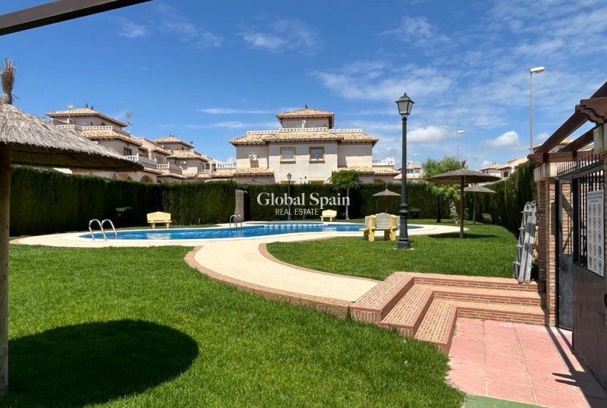 Wederverkoop - HUIS -
ORIHUELA COSTA - Montezenia