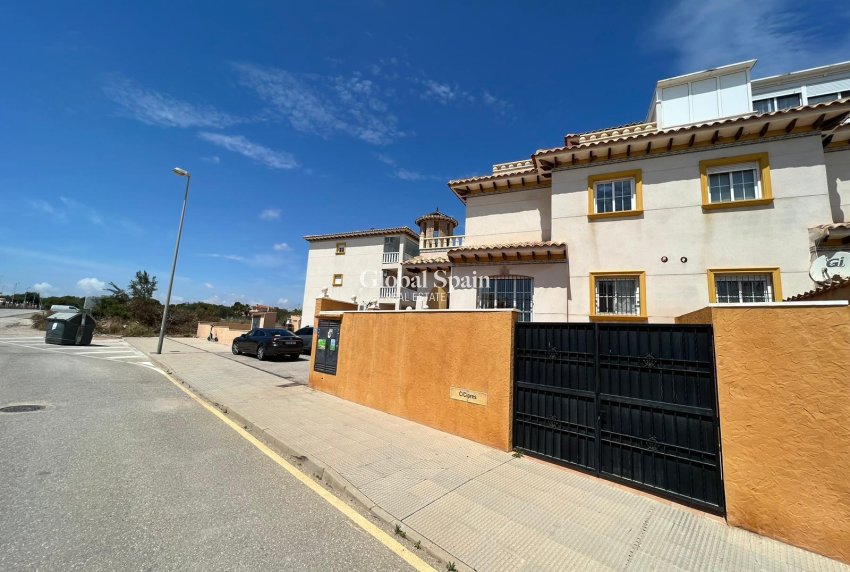Wederverkoop - HUIS -
ORIHUELA COSTA - Montezenia