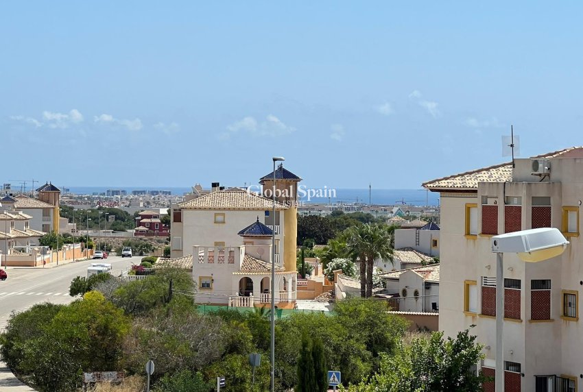 Wederverkoop - HUIS -
ORIHUELA COSTA - Montezenia
