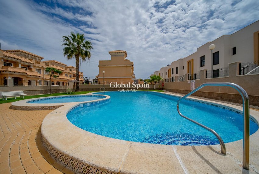 Wederverkoop - HUIS -
ORIHUELA COSTA - Pau 26