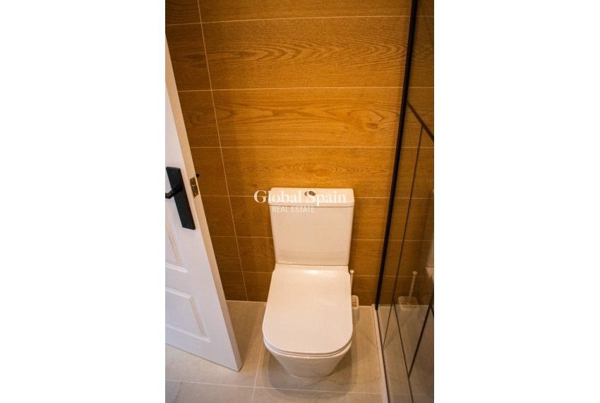 Wederverkoop - HUIS -
ORIHUELA COSTA - Punta Prima