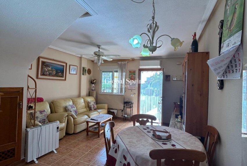 Wederverkoop - HUIS -
ORIHUELA COSTA - Punta Prima