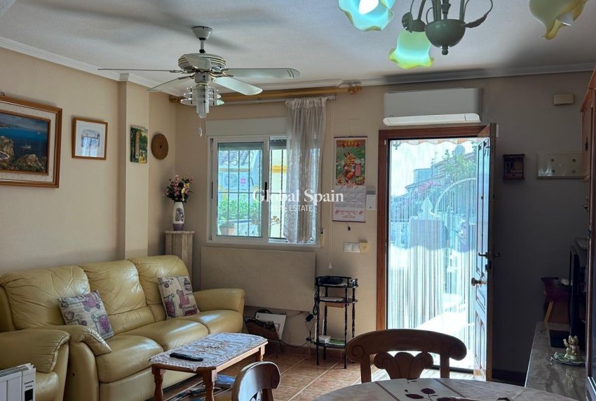 Wederverkoop - HUIS -
ORIHUELA COSTA - Punta Prima