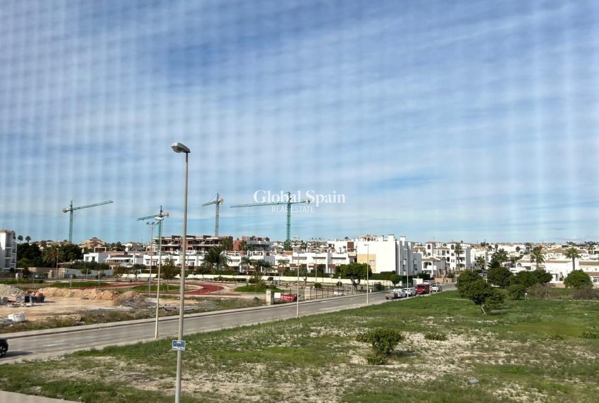 Wederverkoop - HUIS -
ORIHUELA COSTA - Punta Prima