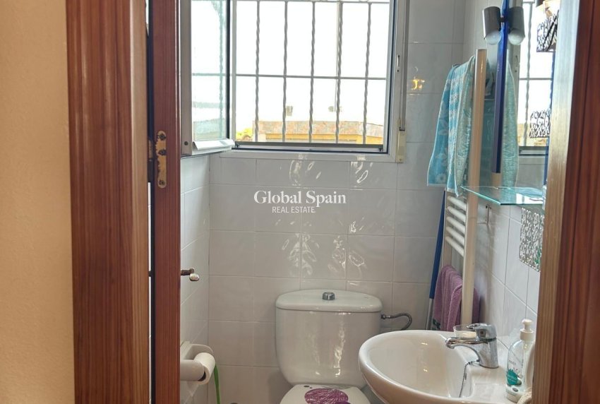 Wederverkoop - HUIS -
ORIHUELA COSTA - Punta Prima