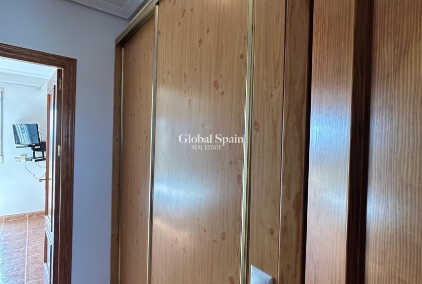 Wederverkoop - HUIS -
ORIHUELA COSTA - Punta Prima