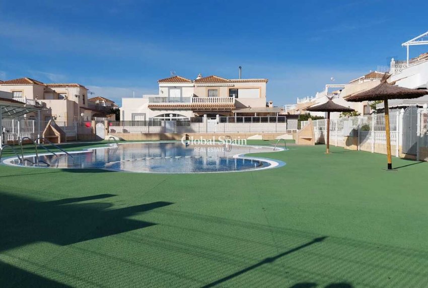 Wederverkoop - HUIS -
ORIHUELA COSTA - Punta Prima