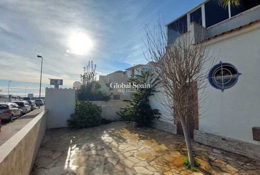 Wederverkoop - HUIS -
ORIHUELA COSTA - Punta Prima