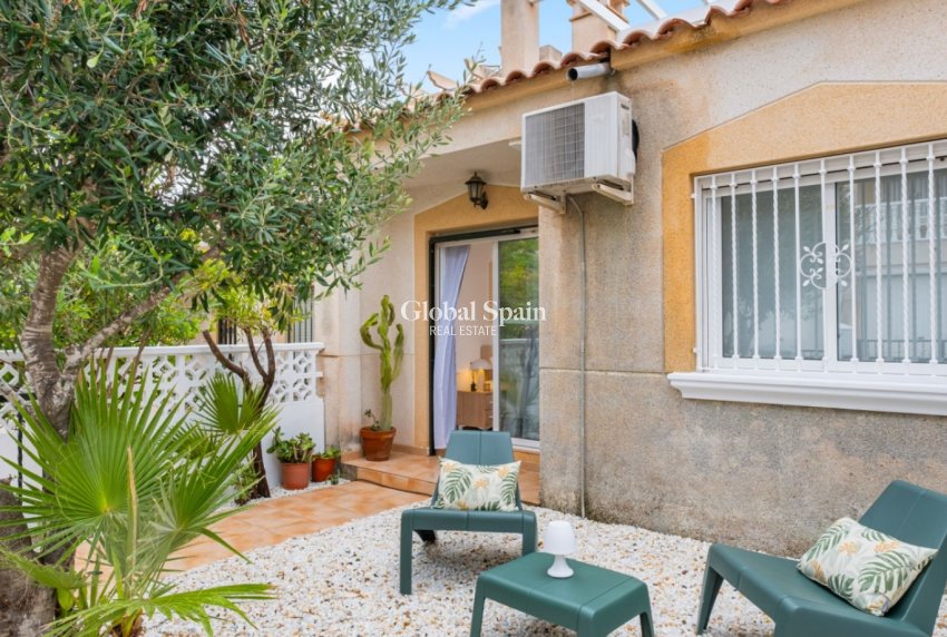 Wederverkoop - Huis -
ORIHUELA COSTA - VILLAMARTÍN