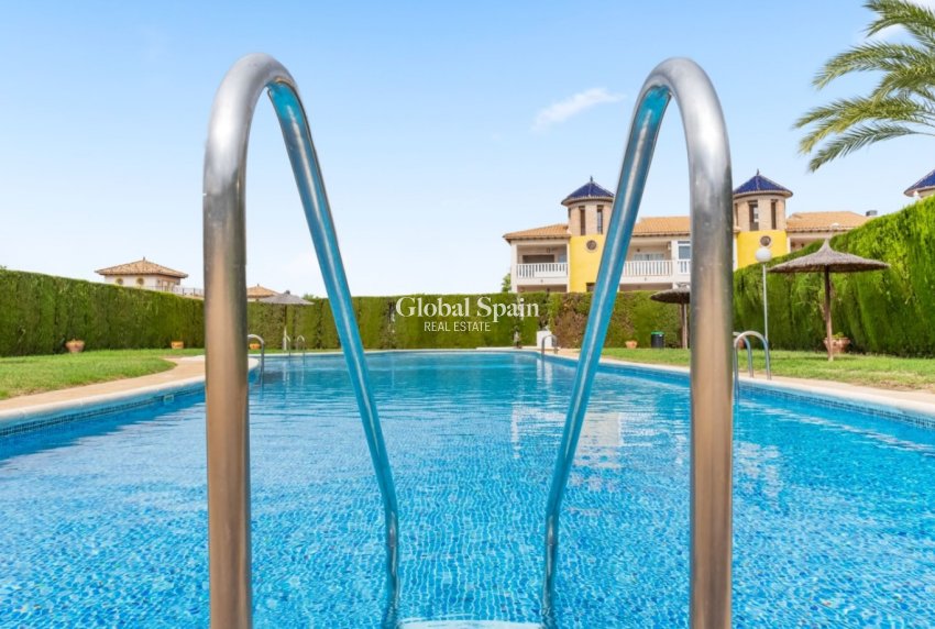 Wederverkoop - Huis -
ORIHUELA COSTA - VILLAMARTÍN