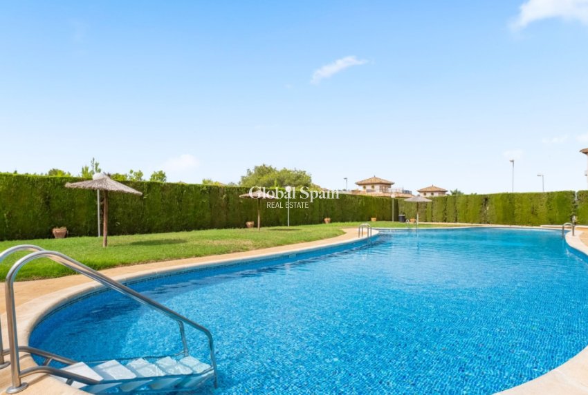 Wederverkoop - Huis -
ORIHUELA COSTA - VILLAMARTÍN