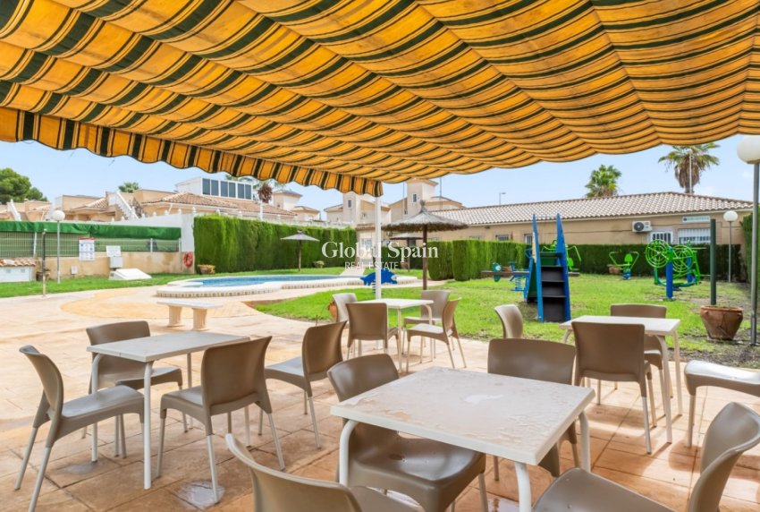 Wederverkoop - Huis -
ORIHUELA COSTA - VILLAMARTÍN