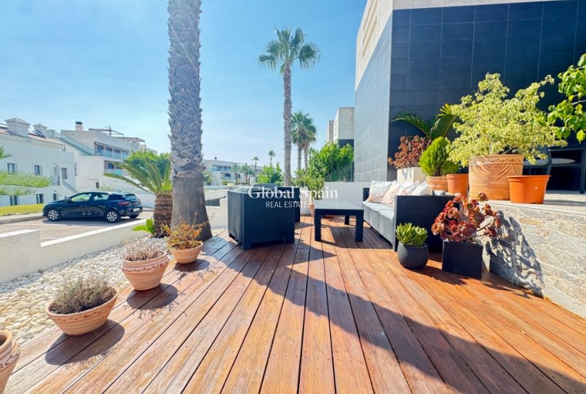 Wederverkoop - Huis -
ORIHUELA COSTA - VILLAMARTÍN