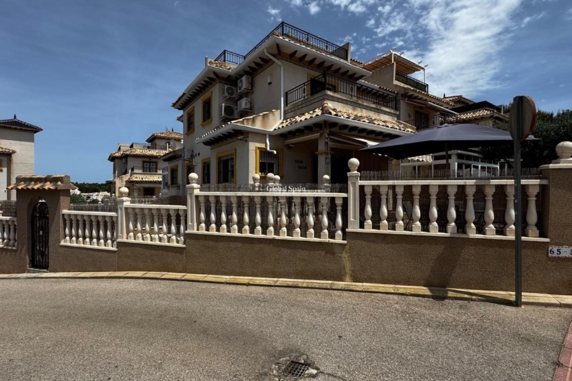 Wederverkoop - Huis -
ORIHUELA COSTA - VILLAMARTÍN