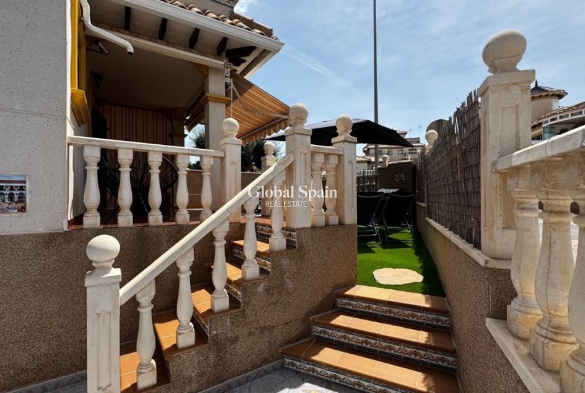 Wederverkoop - Huis -
ORIHUELA COSTA - VILLAMARTÍN