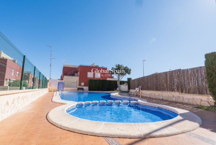 Wederverkoop - HUIS -
ORIHUELA COSTA - VILLAMARTÍN
